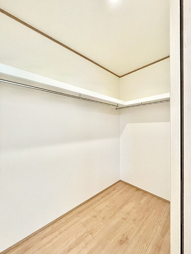 ウォークインクローゼットの活用で生活空間スッキリ