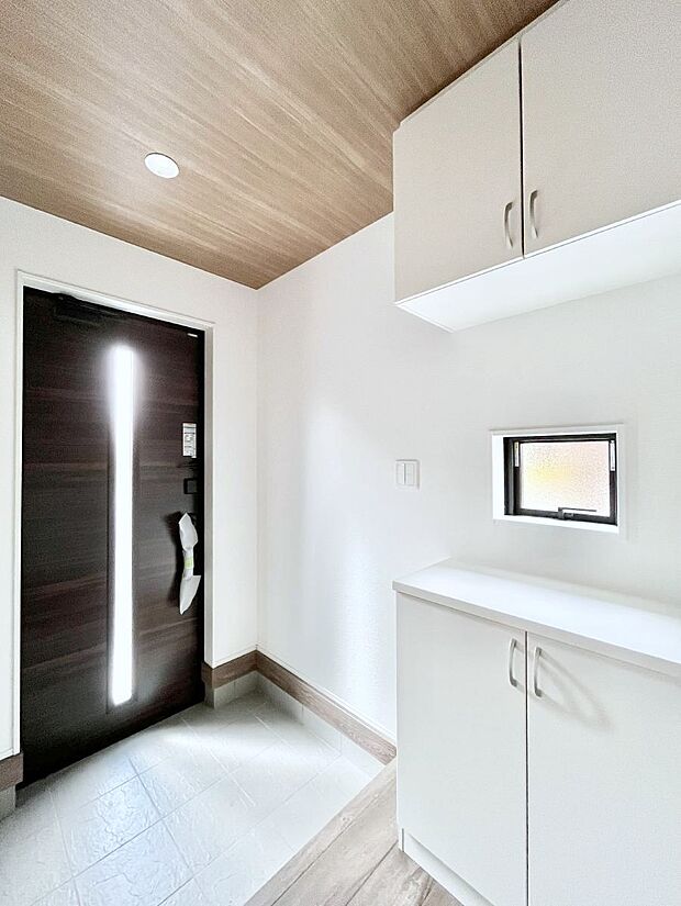 飾り棚を利用して、お越しいただくお客様をおもてなしできます。