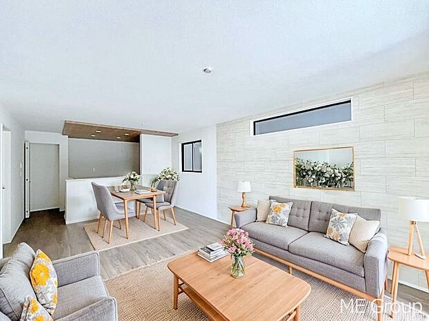 ご家族の賑やかな話し声で包まれる明るいリビング  ※家具はCGです