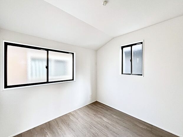 2面採光で気持ちよく自然光が取り入れられるのでお子様のお部屋にもピッタリ