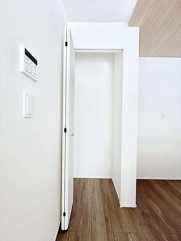 キッチンにはパントリー!食材のストックはもちろん、日用品の収納など使い方はいろいろ!