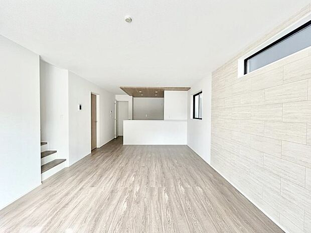 家族の笑顔が自然と生まれてくる、そんな雰囲気のダイニングに仕上がっています。