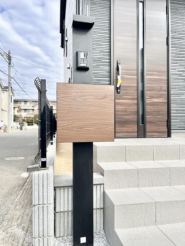 表札・インターホン・ポストをひとつに集約。エントランスになじむシンプルデザイン。