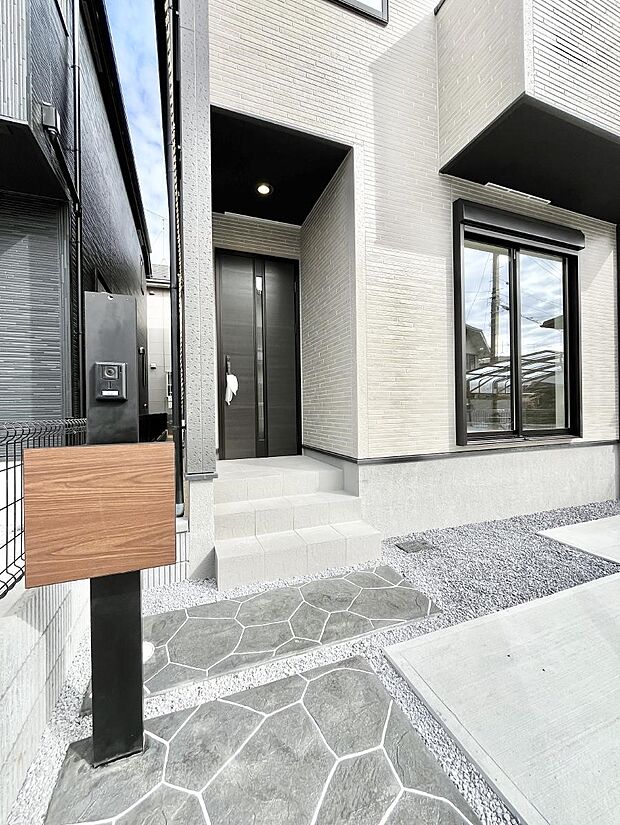 玄関前は雨が降っても濡れにくい屋根付き