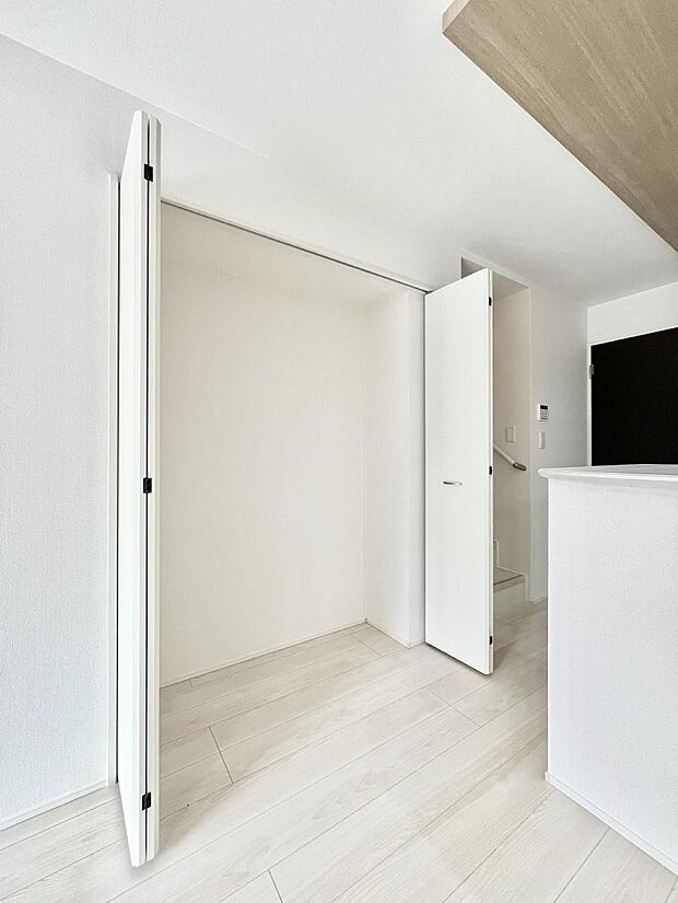 キッチンにはパントリー!食材のストックはもちろん、日用品の収納など使い方はいろいろ!