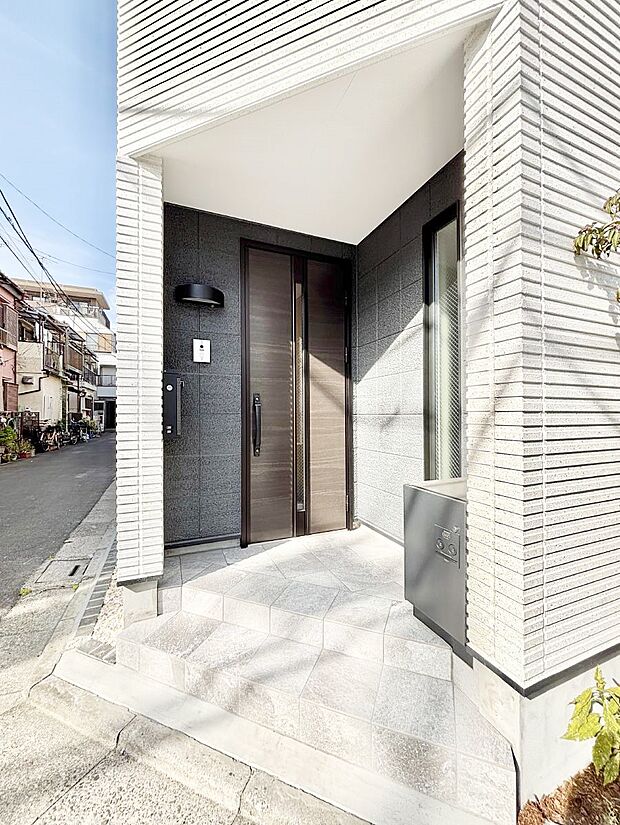 玄関前は雨が降っても濡れにくい屋根付き