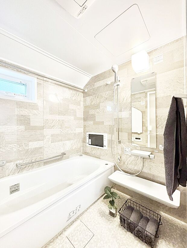 一日の疲れを癒してくれる明るい清潔感のあるバスルーム