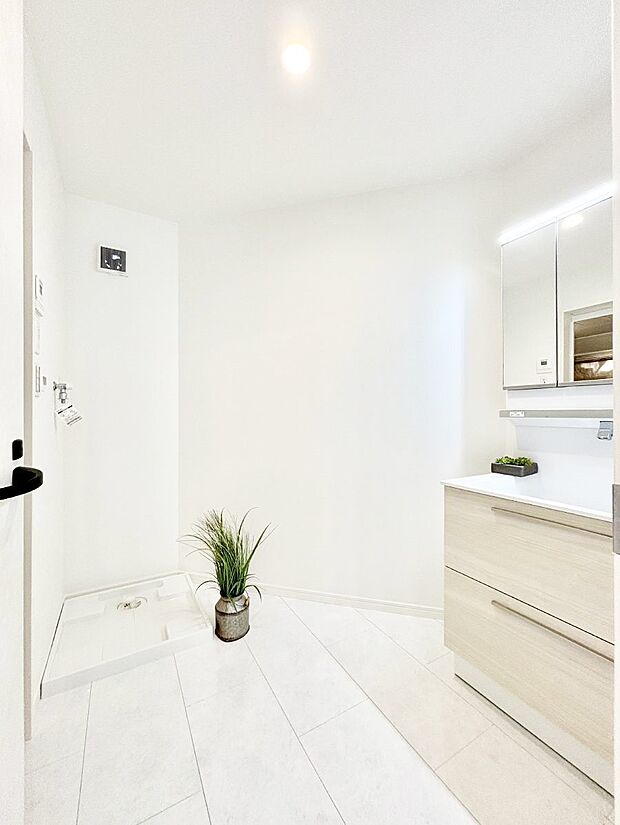 清潔感ある洗面化粧室で朝の身支度も快適