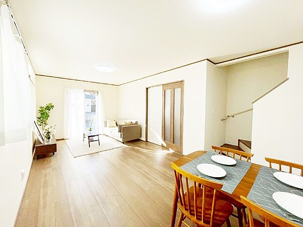 大きな窓からたっぷりの陽光と風を感じられるリビング