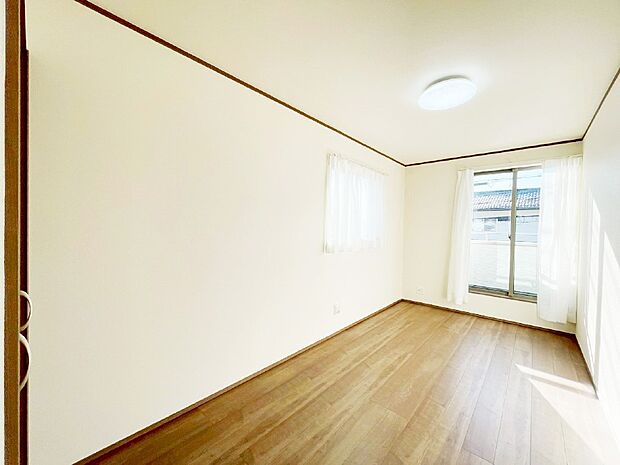 バルコニーが開放感をプラスしてくれる洋室