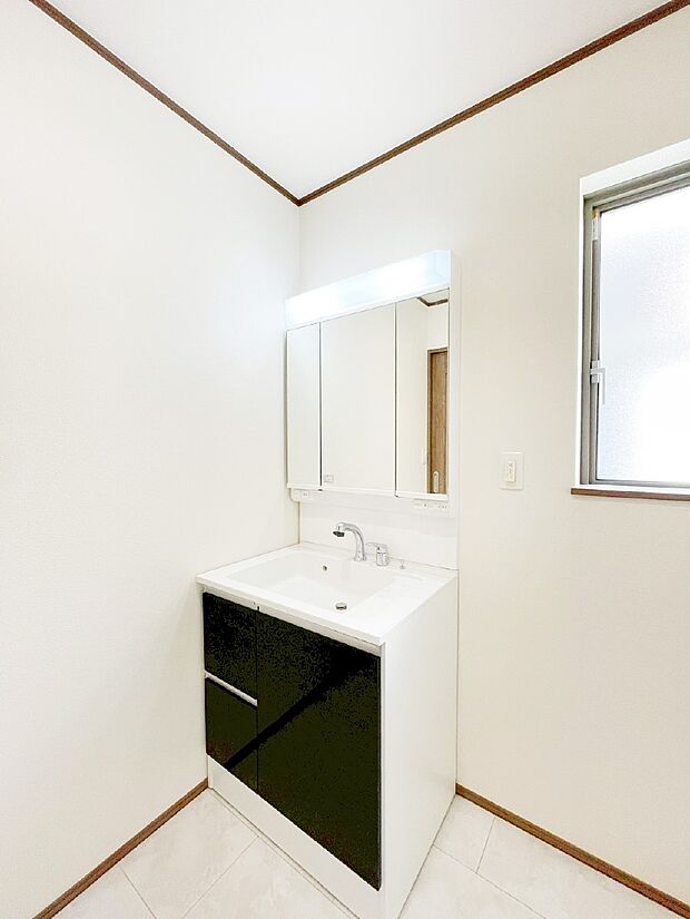 清潔感ある洗面化粧室で朝の身支度も快適