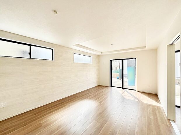 大きな窓からたっぷりの陽光と風を感じられるリビング