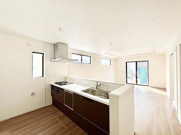 料理をしながらご家族との会話を楽しめる対面カウンターキッチン