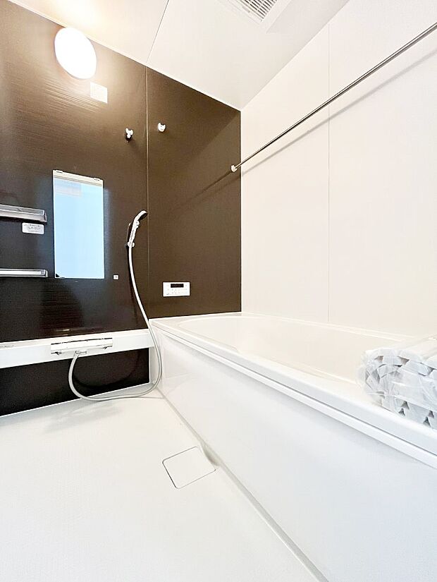 一日の疲れを癒してくれる明るい清潔感のあるバスルーム