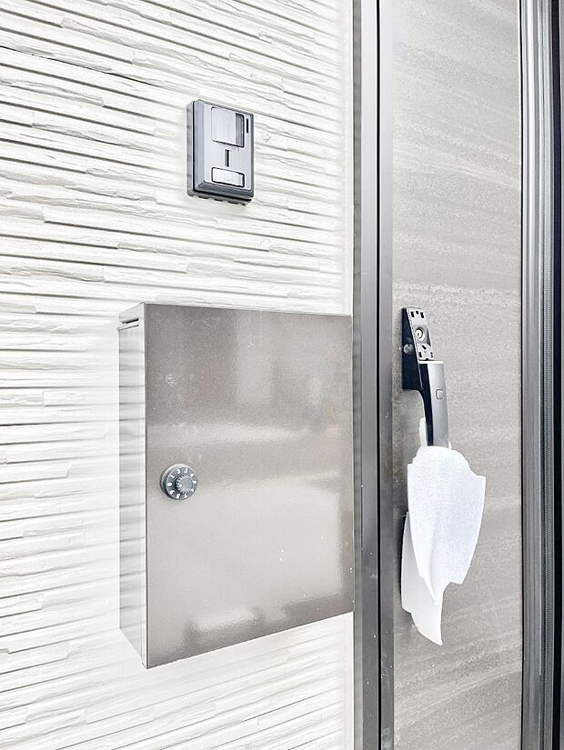 シンプルなデザインのポスト