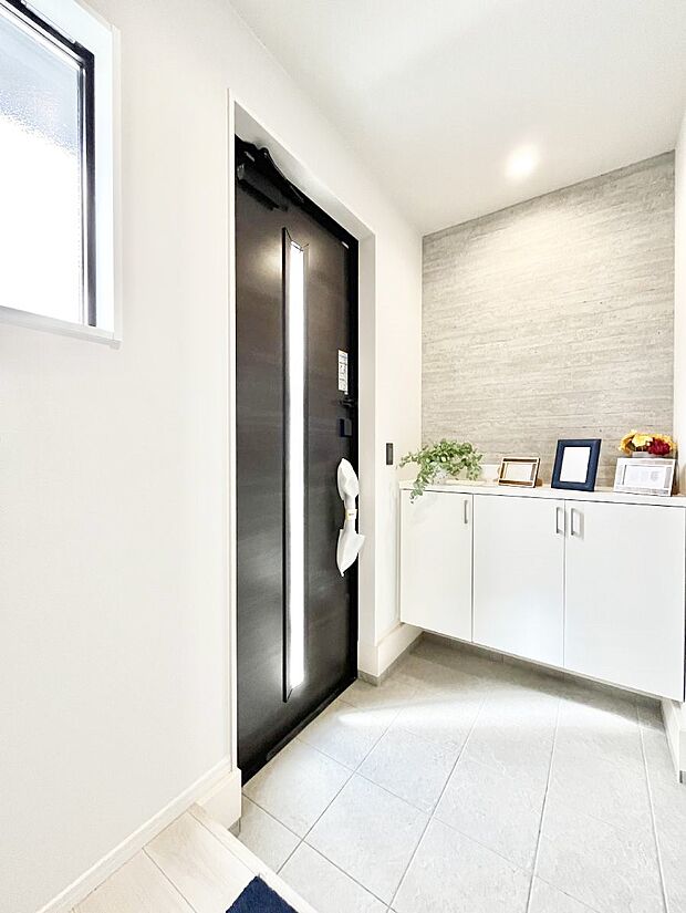 下駄箱はご家族の写真や季節のインテリアで飾り棚として演出できます