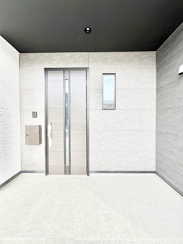 玄関前は雨が降っても濡れにくい屋根付き