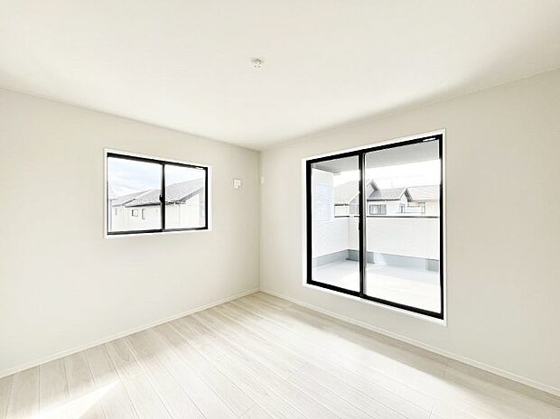 バルコニーが開放感をプラスしてくれる洋室