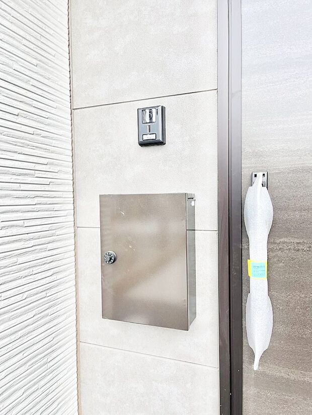 シンプルなデザインのポスト