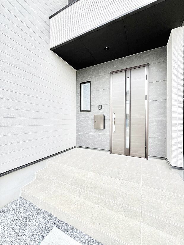 玄関前は雨が降っても濡れにくい屋根付き