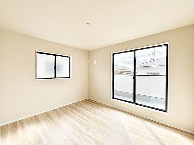 バルコニーが開放感をプラスしてくれる洋室