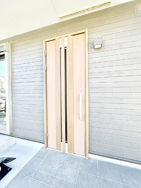 玄関前は雨が降っても濡れにくい屋根付き