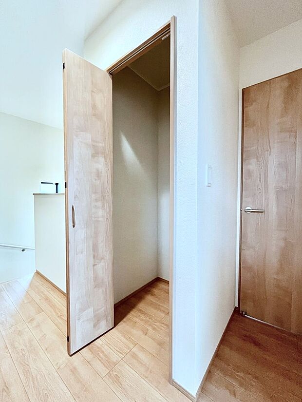 廊下収納。掃除道具や季節の小物を収納することができます。