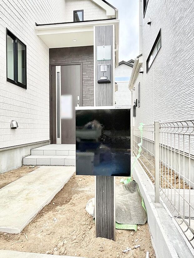 表札・インターホン・ポストをひとつに集約。エントランスになじむシンプルデザイン。