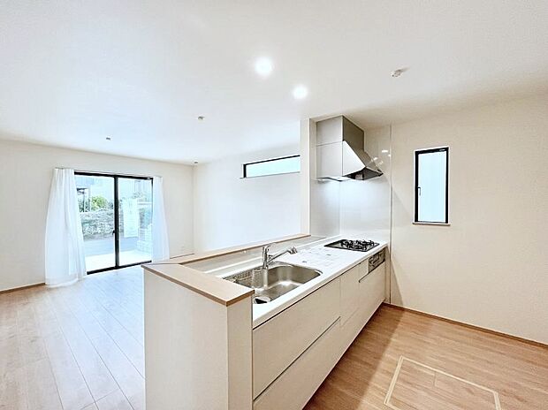 カウンター越しに楽しいおしゃべり。いつものお料理がもっと美味しくなりそうですね。