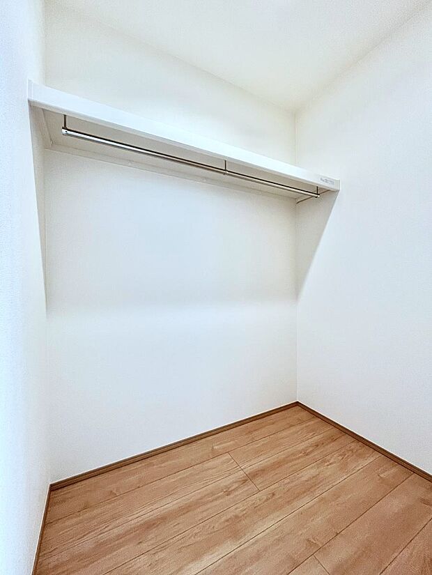 衣類をハンガーに掛けたまま収納できるWIC。衣類の整理整頓がしやすくて便利です!