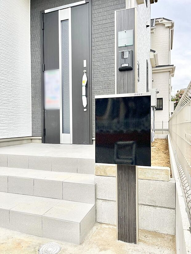 表札・インターホン・ポストをひとつに集約。エントランスになじむシンプルデザイン。