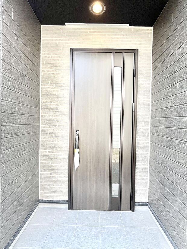 大切な家族、来客を出迎える玄関。