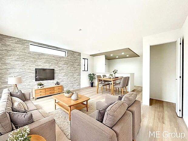 ご家族の賑やかな話し声で包まれる明るいリビング ※家具はCGです