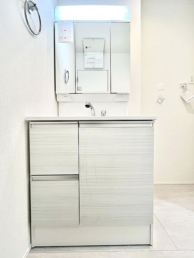 大きく見やすい三面鏡で清潔感ある洗面台は、身だしなみチェックや肌のお手入れにおすすめです。