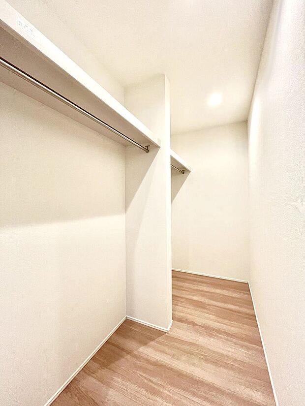 廊下収納。掃除道具や季節の小物を収納することができます。