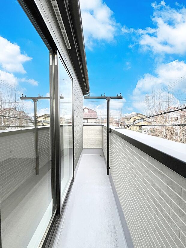 暖かな陽光が降り注ぐバルコニーはお洗濯におすすめ。爽やかな風も心地よいです。