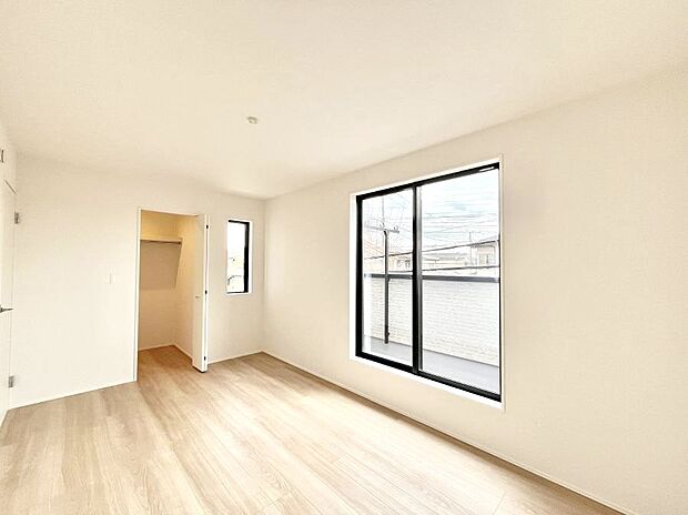 バルコニーが開放感をプラスしてくれる洋室