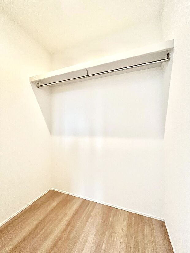 ウォークインクローゼット付きで生活空間を広く利用できます。