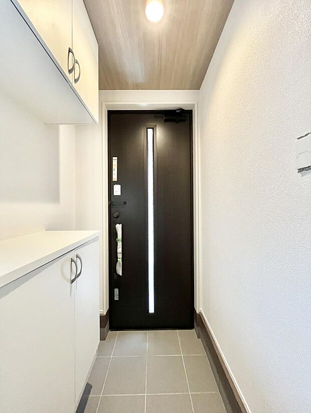 明るい玄関はお客様をお出迎えするのにぴったりです!