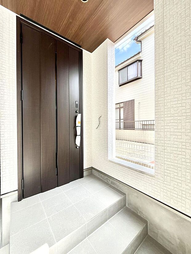 大切な家族、来客を出迎える玄関。