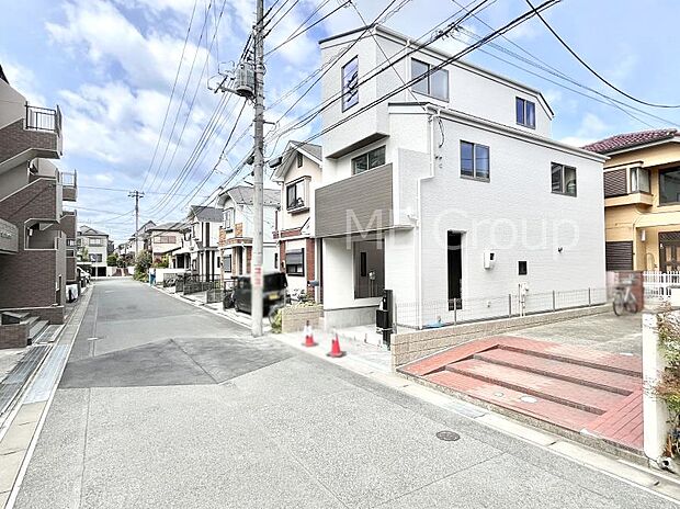 前面道路はきちんと整備されています  