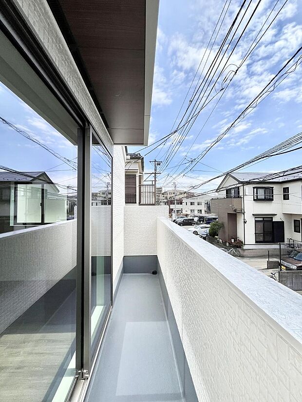 暖かな陽光が降り注ぐバルコニーはお洗濯におすすめ。爽やかな風も心地よいです。 