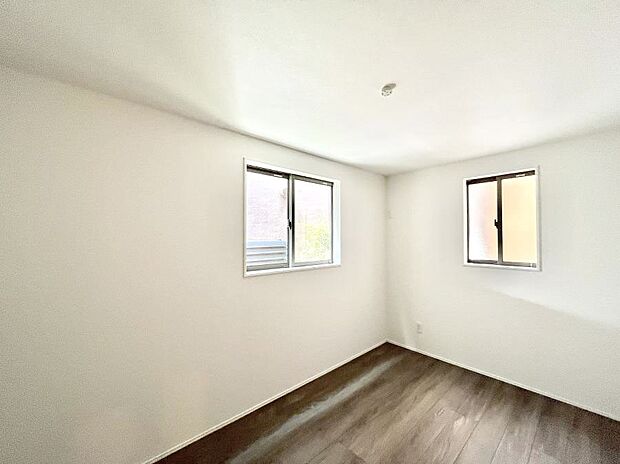 2面採光の洋室。窓から入り込む陽光がお部屋全体を優しく包み込みます!