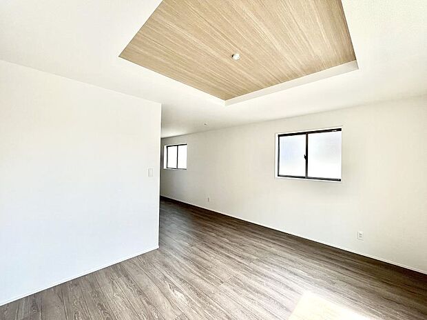 家族の笑顔が自然と生まれてくる、そんな雰囲気のダイニングに仕上がっています。