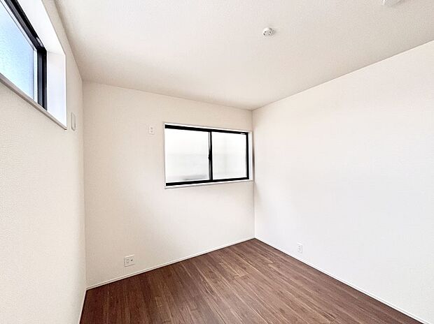 2面採光で気持ちよく自然光が取り入れられるのでお子様のお部屋にもピッタリ