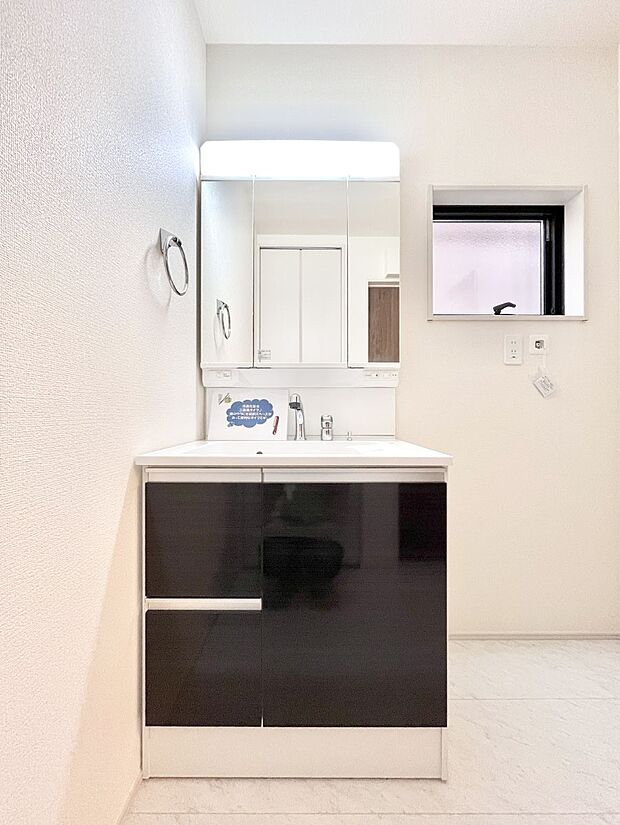 大きく見やすい三面鏡で清潔感ある洗面台は、身だしなみチェックや肌のお手入れにおすすめです。