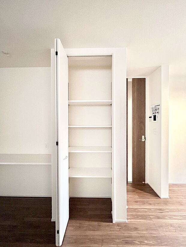 リビング収納。ここに収納があると物が集まるLDKがスッキリ片付きそうですね。