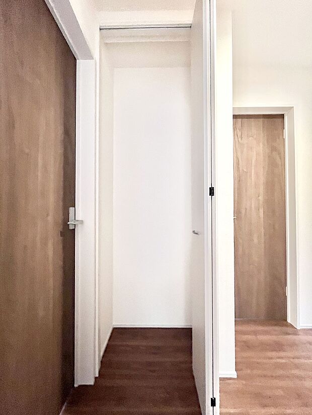 廊下収納。掃除道具や季節の小物を収納することができます。