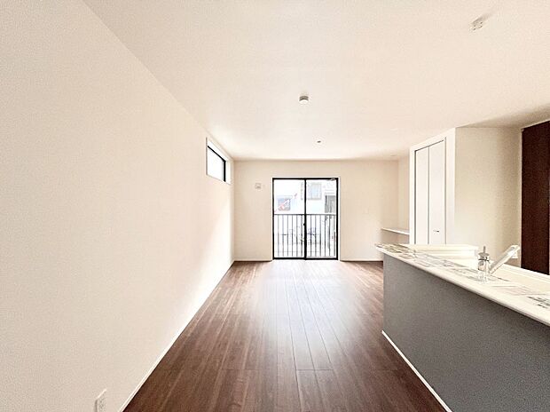 大きな窓からたっぷりの陽光と風を感じられるリビング