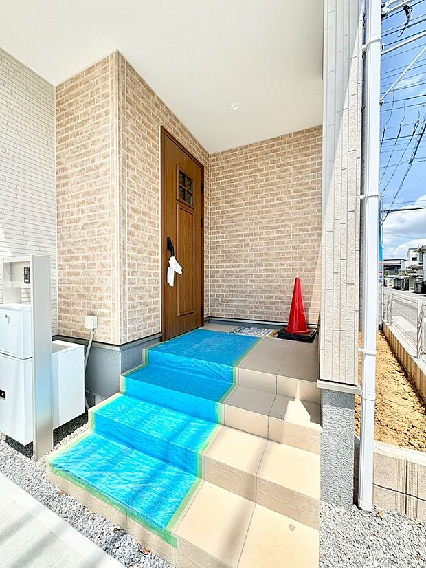 大切な家族、来客を出迎える玄関。玄関前は屋根付きで雨が降っていても濡れにくいです。 